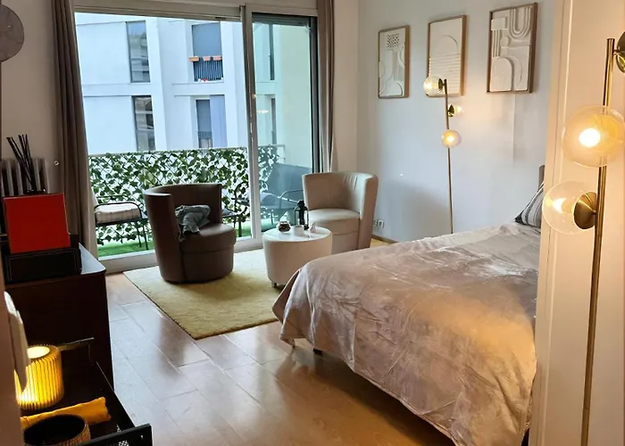 Stylish W Balcony In 16th - Eiffel Tower *